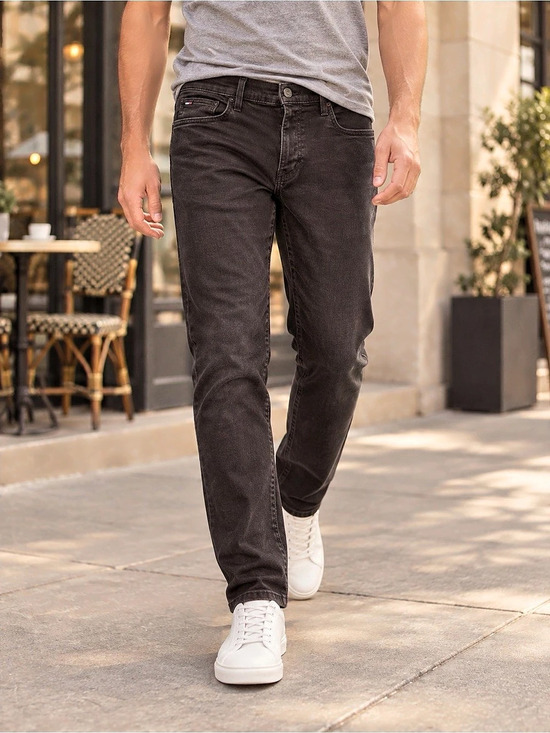 Tommy Hilfiger Straight Fit Men's Straight Jeans in Black 33 x 30